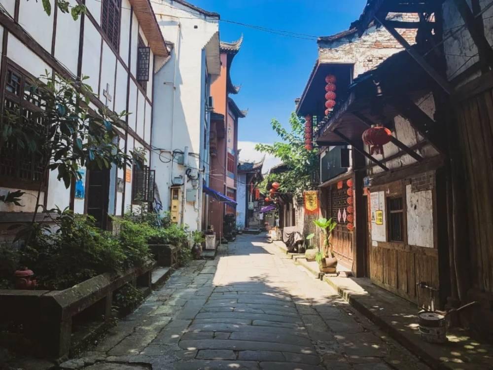 收评:指数午后走势分化沪指翻红 房地产板块领涨